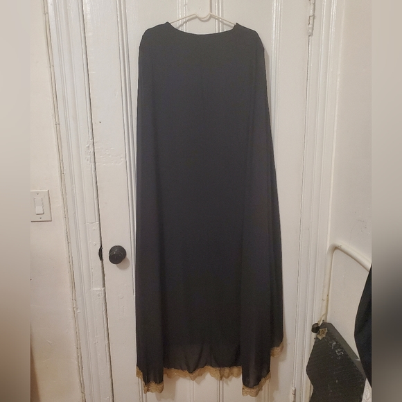 SHEIN Modely Plus Applique Detail Split Hem Cape Dress - Picture 4 of 8